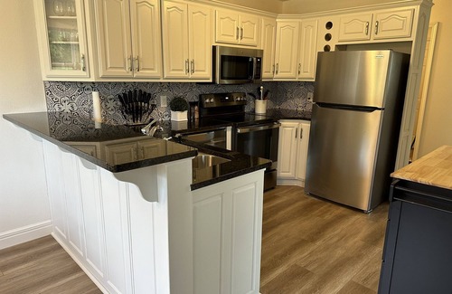 Bolivar House | Work/Play at this Peaceful Retreat: 10 min.to SBU & 20 min to Stockton Lake