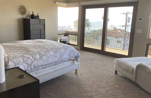 Sunset Cliffs House | Work remote in San Diego. Quiet neighborhood between the Harbor & Sunset Cliffs.