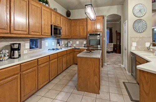 The Colony House | Wow! Gorgeous 4BR/3 BTH Home Professionally Designed, Pool & Hot Tub Sleeps 1-12