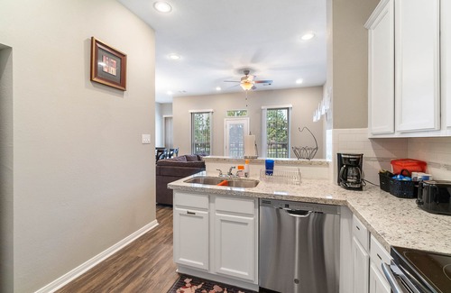 Humble House | Wow! Private Newer 2 Bedroom House - King Bed - 10 mins from IAH Unit C