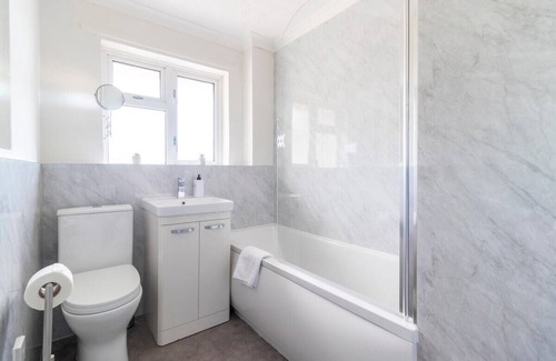 Boscombe Apartment | WOW! SeaView Beach Apartment Sleeps 6-Free Parking