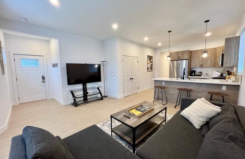 South Tacoma House | Wow! Sleek & Stylish 2BD Townhouse Duplex