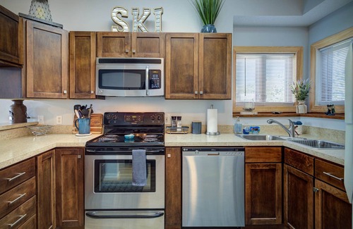 Banner Elk Condo | WOW Views Private Balcony+1 mile to Ski Beech - Walk to Overlook Barn