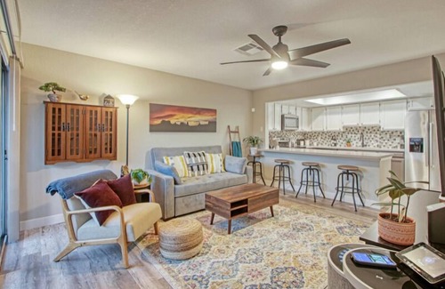 Dobson Ranch Apartment | WRIGLEY'S HOME PLATE IN MESA, Poolside, Trendy Condo, King Bed