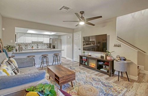 Dobson Ranch Apartment | WRIGLEY'S HOME PLATE IN MESA, Poolside, Trendy Condo, King Bed