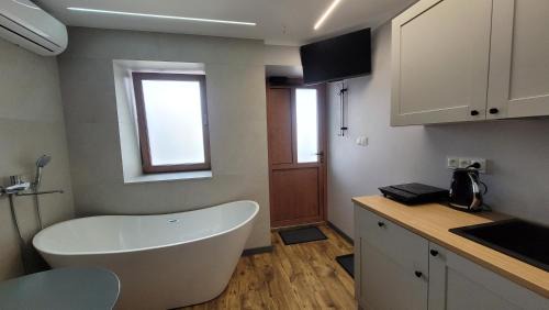 Checiny Apartment | Wrzosowe Wzgórze - Małe Studio z Wanną w Pokoju