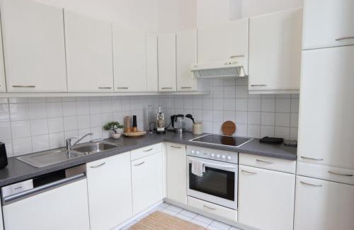 Wahring Apartment | Wunderschöne Altbau-Stil Wohnung