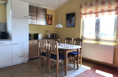 Eibelshausen Apartment | Wunderschöne, Ruhige Wohnung am Waldrand, Großzügigem Balkon und Panoramablick