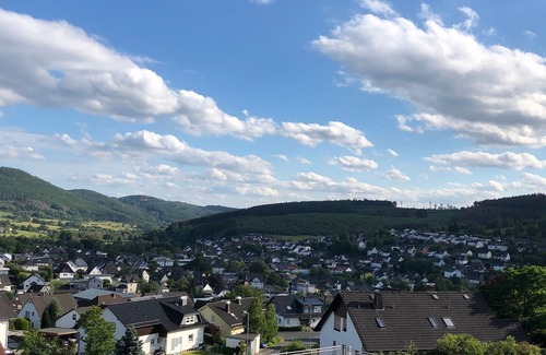 Eibelshausen Apartment | Wunderschöne, Ruhige Wohnung am Waldrand, Großzügigem Balkon und Panoramablick