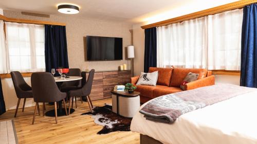 Klosters Platz Apartment | Wunderstay Alpine 16 Chic Studio Central Location