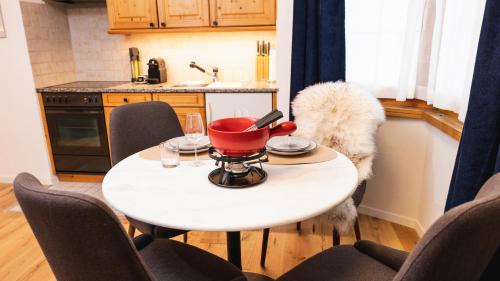 Klosters Platz Apartment | Wunderstay Alpine 16 Chic Studio Central Location