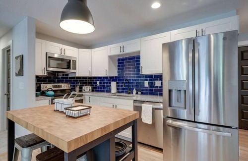 Shawnee Hills House | Wyandotte Way - Comfy and Fun, Fam-Friendly Suite