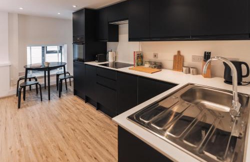 Somerton Apartment | Wych Cottage, Striking 2 Bed, Parking, King Bed, First Floor Flat