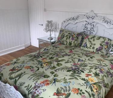 West Kingsdown Apartment | Wychwood A Beautiful Country Style Bungalow