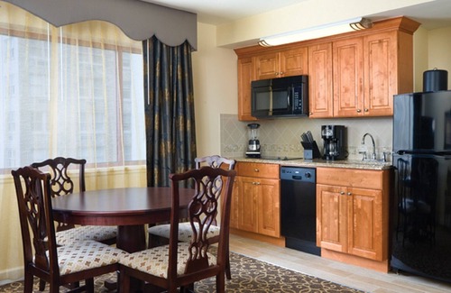 Faubourg Lafayette Resort | Wyndham Avenue Plaza, Mardi Gras parades in front of the resort