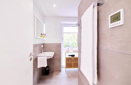 Schafhof House | Xzllenz - 4 Schlafzimmer, Zentral, Parken, U-Bahn, 2 Bäder, 4 Smart-TV, optional Einzelbett