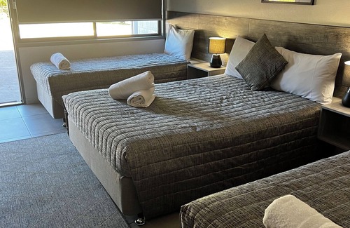 Monkland Hotel | Y Motels Gympie