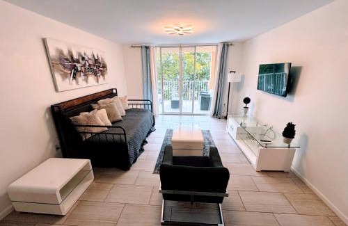 Aventura Apartment | Yacht Club Miami Suite 2 Bedroom and 2 Bathroom With Baby Crib & Free Parking