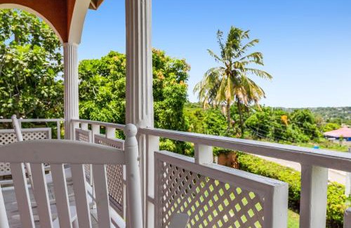 Albion Villa | YanceyLargo- 4BR Villa Jacuzzi & Mountain Views
