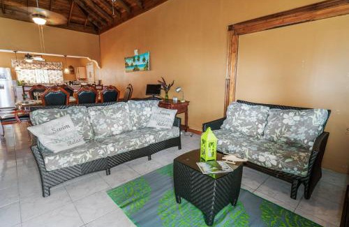 Albion Villa | YanceyLargo- 4BR Villa Jacuzzi & Mountain Views