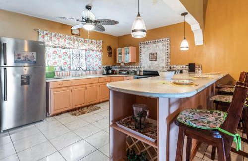 Albion Villa | YanceyLargo- 4BR Villa Jacuzzi & Mountain Views