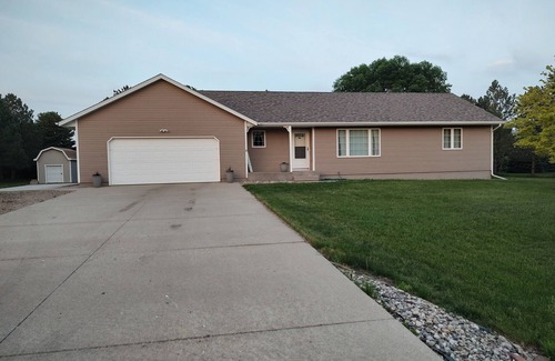 Yankton House | Yankton home close to the lake