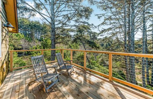 Agate Beach House | Yaquina Lighthouse View Beach Home