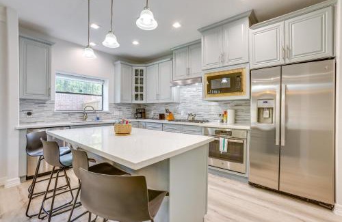 Greater Fondren Southwest Apartment | Yard and Workspaces Luxe Duplex Unit in Houston