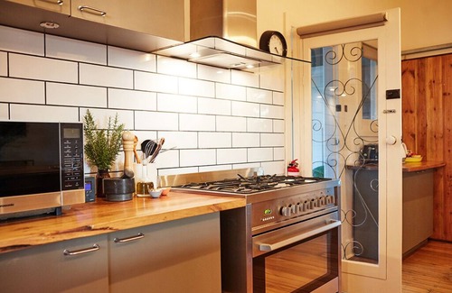 Gruyere House | Yarra Valley Vineyard Cottage - premier location with spectacular views.