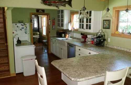 Frankfort Cottage | Year round Crystal Lake cottage, newly remodelled 4br/1ba, w/sandy beach!