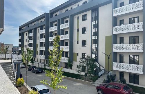 Nord-Est Apartment | Yellow Dawn Modern Flat in Quiet Area with Garage Parking and Self Check-In