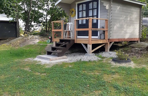 Whitefish Falls Cabin | Yellow Door - Cabinn" Off The Grid"nSurrounded by Mountains, Lakes & Nature nn