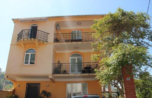 Sarpi Hotel | Yellow House - Vaja