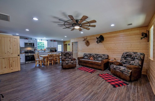 Goodsprings Cabin | YellowCreek Cabin-A country Getaway 2-bdr cabin with AC, WiFi, Hunting, Fishing