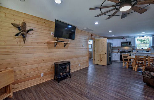 Goodsprings Cabin | YellowCreek Cabin-A country Getaway 2-bdr cabin with AC, WiFi, Hunting, Fishing