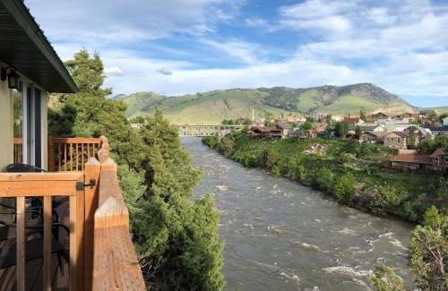 Gardiner Hotel | Yellowstone Riverside Cottages
