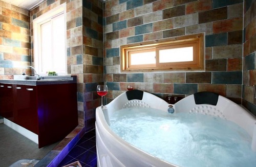 Yeongdeok House | Yeongdeok Hill Pine Pension