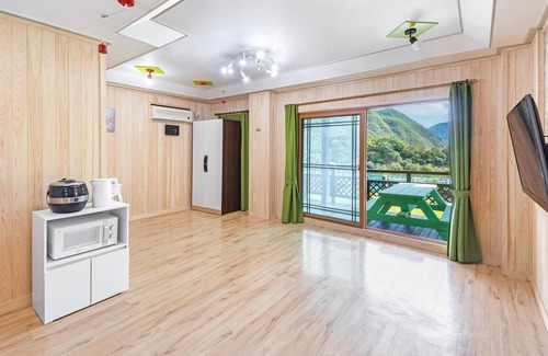 Yeongwol House | Yeongwol Gangeulpumeunsoo Pension