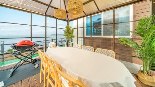 Dolsan-eup House | Yeosu Hi Mom Kids Family Pension Black