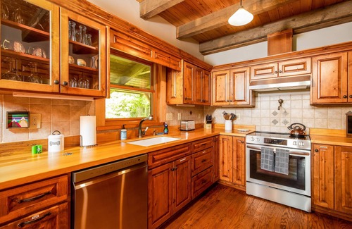 Newland Cabin | Yona Ridge Cabin- Adjacent to Linville Gorge Wilderness, Dog Friendly, with AC