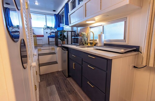 Azle Boat Rental | You're on a Boat 2! Charming Houseboat on Eagle Mountain Lake