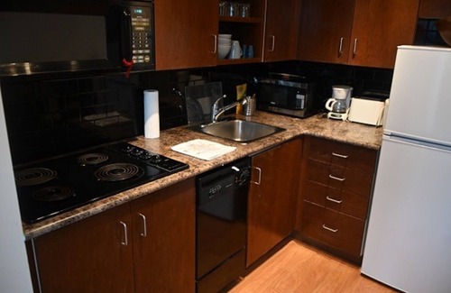 Downtown Toronto Condo | YOUNG-DUNDAS SQUARE FURNISHED BACHELOR CONDO