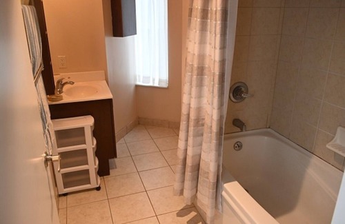 Downtown Toronto Condo | YOUNG-DUNDAS SQUARE FURNISHED BACHELOR CONDO
