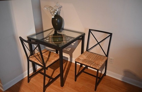 Downtown Toronto Condo | YOUNG-DUNDAS SQUARE FURNISHED BACHELOR CONDO