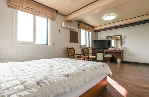 Yeongwol Hotel | Youngwol River Park