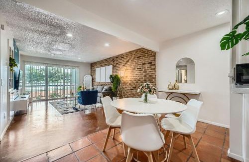 Bouldin Apartment | Your 2B Getaway - Steps 2 Dtwn - Sleeps 6 - Pool and Prkg