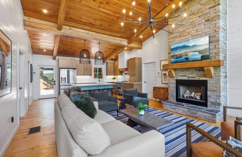 Williamstown Cabin | Your Fall Retreat Chalet - New Construction