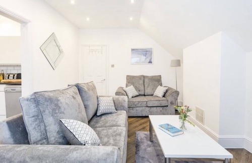 Cheadle Apartment | Your Gateway to Comfort: Relocators & Contractors' Haven Near the Airport