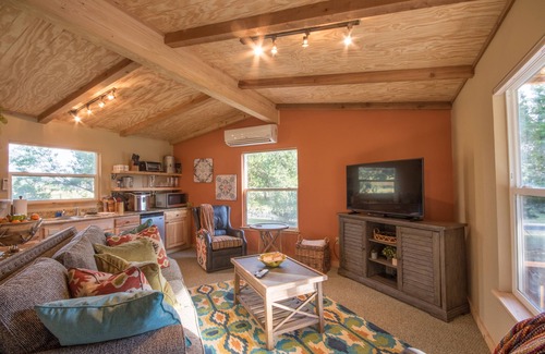 Ingram Cabin | YOUR HILL COUNTRY GETAWAY ON JOHNSON CREEK! EFFICIENCY CABIN