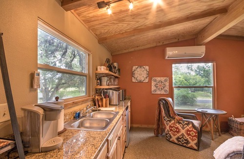 Ingram Cabin | YOUR HILL COUNTRY GETAWAY ON JOHNSON CREEK! EFFICIENCY CABIN